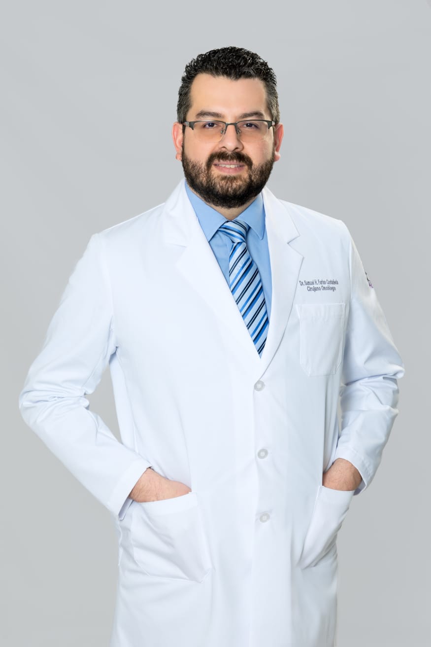 Dr. Samuel H. Farías Castañeda, cirujano oncólogo, con bata blanca